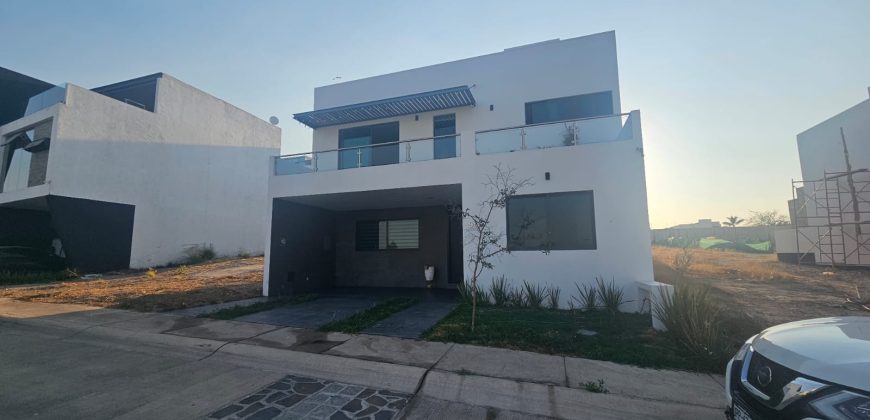 VALLE IMPERIAL CASA EN RENTA